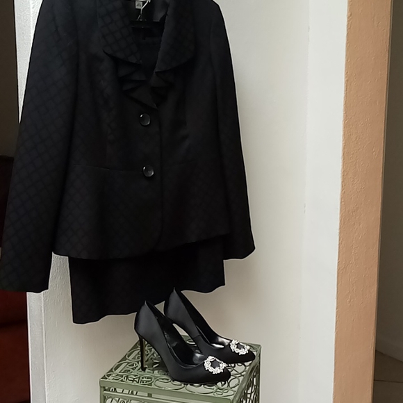 Le Suit black pattern skirt suit - Picture 6 of 11
